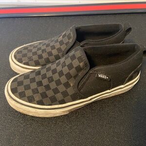 Kids Black/grey checkered vans off the wall. Size 2